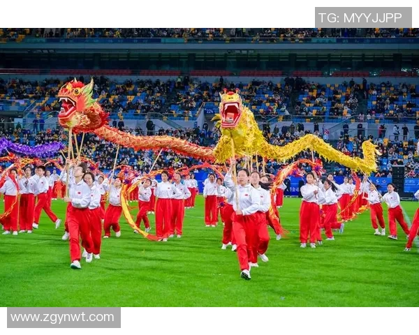 足球明星为粉丝献舞激情瞬间展现运动与艺术的完美结合 足球明星为粉丝献舞激情瞬间展现运动与艺术的完美结合